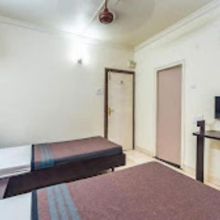 Hotel Abhishek ,Нашик Екстер'єр фото