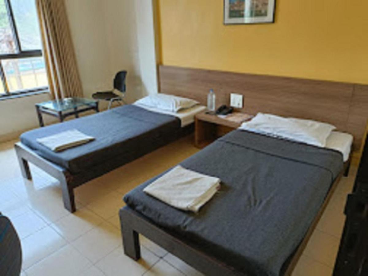 Hotel Abhishek ,Нашик Екстер'єр фото