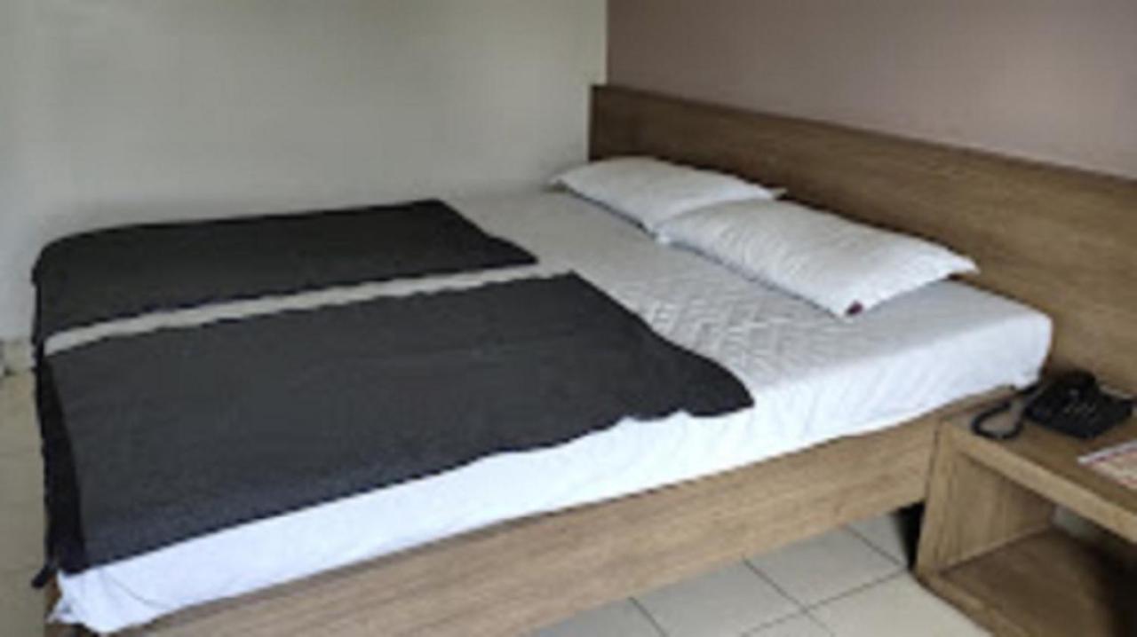 Hotel Abhishek ,Нашик Екстер'єр фото