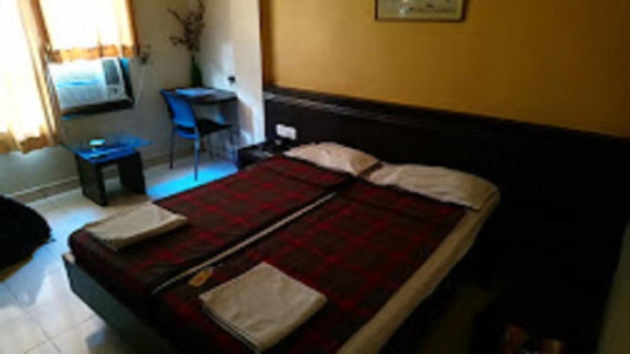 Hotel Abhishek ,Нашик Екстер'єр фото